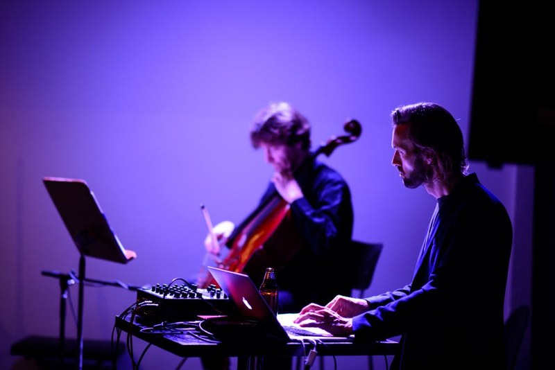 Der Komponist, DJ und Electronic-Performer Gabriel Prokofiev ist "artist in residence" beim diesjährigen Bodenseefestival. Seine Idee einer "NonClassical" Performance fand im Magazin 4 eine gute Umsetzung.
