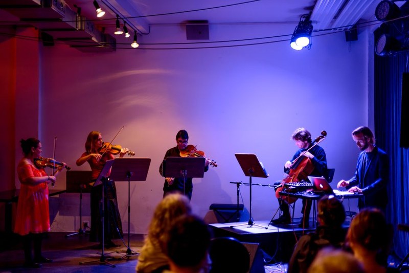 Das Clubbing im Magazin 4 machte ganz unterschiedliche Wahrnehmungsmöglichkeiten neuer Musik möglich. Anita Martinek, Susanne Mattle, Andreas Ticozzi und Detlef Mielke stellten aufs Neue ihre Vielseitigkeit unter Beweis.