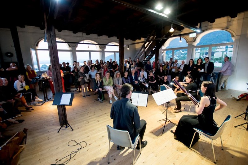 Der Martinsturm in Bregenz bot einen reizvollen Rahmen für ein Konzert mit dem "ensemble plus" sowie Gabriel Prokofiev. (Fotos: Victor Marin-Roman)