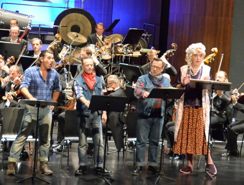 ... ihr zur Seite agierte das Männerquartett Alexander Kaimbacher, Christian Drescher, Adrian Clarke und Richard Angas im „Songspiel".