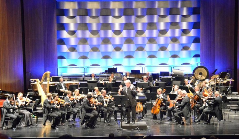 Die Wiener Symphoniker füllten ihre Rolle als „Theaterorchester" humorvoll und geistreich aus.