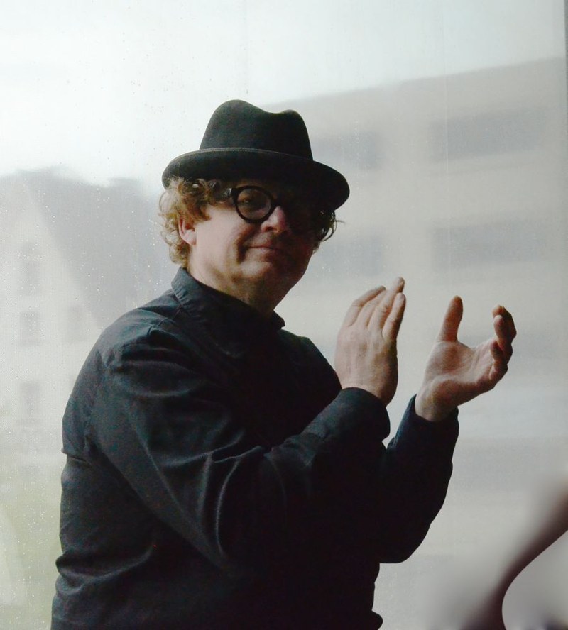 Der Komponist Marc Sabat hat die Tasteninstrumente in stundenlanger, akribischer Feinarbeit gestimmt.
