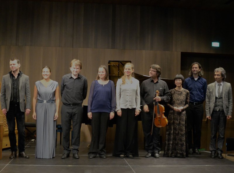 Die Musikerinnen und Musiker Doren Dinglinger, Daan Vandewalle, Anja Baldauf, Jessica Kuhn, Andreas Ticozzi, Keiko Shichijo und Markus Beer sowie die beiden Komponisten Alexander Moosbrugger und John Palmer freuten sich über den herzlichen Applaus nach einem anregenden und ansprechenden Konzert.