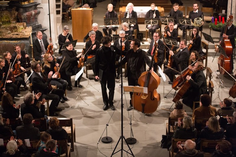 Der Orchesterverein Götzis unter der künstlerischen Leitung von Markus Ellensohn lud den Sänger Johannes Schwendinger und den Kontrabassisten Dominik Neunteufel zum gemeinsamen Musizieren ein. Geboten wurden eine exzellente Werkauswahl und gute Werkdeutungen. (Foto: Arno Wohlgenannt)