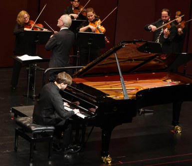 Das zweite Klavierkonzert von Frédéric Chopin interpretierte die Sinfonietta Köln gemeinsam mit dem aus Russland stammenden Pianisten Georgy Tchaidze.