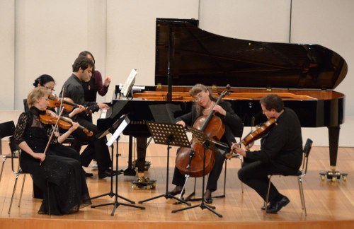 Yunus Kaya, Karin-Regina Florey, Raikan Eisenhut, Guy Speyers und Penelope Gunter-Thalhammer interpretierten ein Klavierquintett von Ulvi Cemal Erkin.