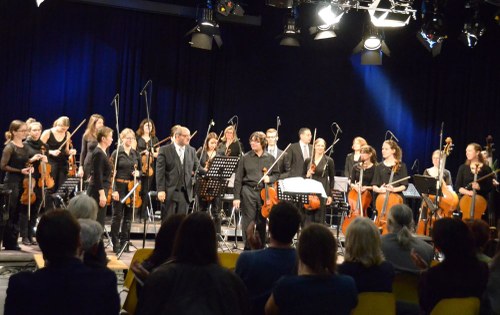 Zum Abschluss gestalteten das Innsbrucker Kammerorchester "Akademie St. Blasius" und der Bratschist Andreas Ticozzi ein eindrückliches Konzert.