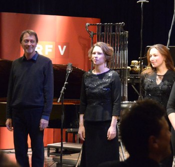 Am späten Abend wurden Einblicke in die neue Kammeroper von Gerald Futscher geboten. Im Bild: Der Komponist mit den Sängerinnen Monika Lichtenegger und Nina Amon.