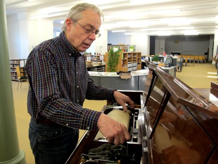 Hans W. Schmitz aus Stuttgart ist heute einer der wenigen Fachleute, die sich mit der komplizierten Funktionsweise des selbstspielenden Flügels noch auskennen. Er hat das Instrument restauriert.