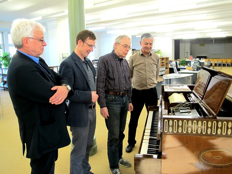 Freude über diese Dauerleihgabe ans Konservatorium, v.l.n.r. Spender Martin Rhomberg, Direktor Jörg Maria Ortwein, Restaurator Hans W. Schmitz und Geschäftsführer Peter Schmid.