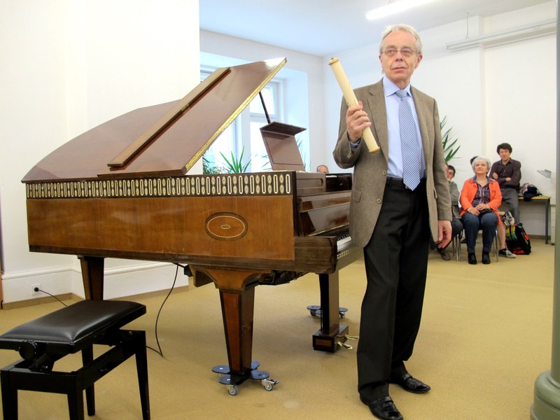 Hans W. Schmitz gab beim Präsentationskonzert einen kurzen Abriss über Geschichte und Funktionalität des Flügels und der Papierlochstreifen mit konservierter Musik längst verstorbener Komponisten.