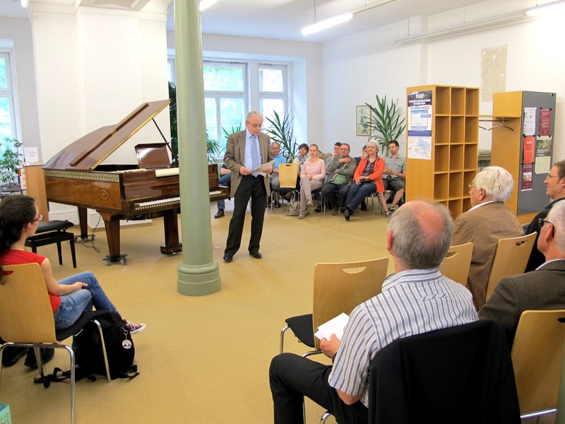 Groß war das Interesse von Liebhabern alter mechanischer Instrumente, die zu dieser Präsentation in die Bibliothek des Konservatoriums gekommen waren.