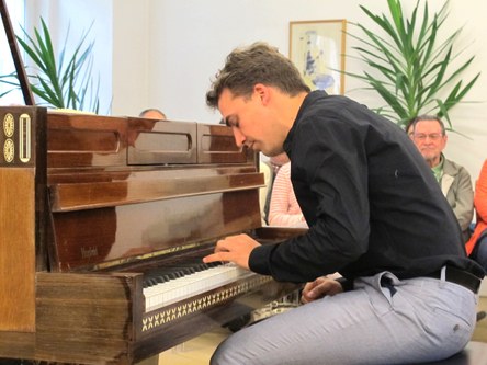 Der seit einem Jahr am Konservatorium tätige Schweizer Pianist Benjamin Engeli hat am Schluss bewiesen, dass sich der alte Flügel durchaus auch als Konzertinstrument eignet (Foto Fritz Jurmann).