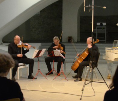 Das "Offenburger Streichtrio" mit Frank Schilli, Rolf Schilli und Martin Merker musizierte "In the spirit" mit einem ebenmäßigen Streicherklang.