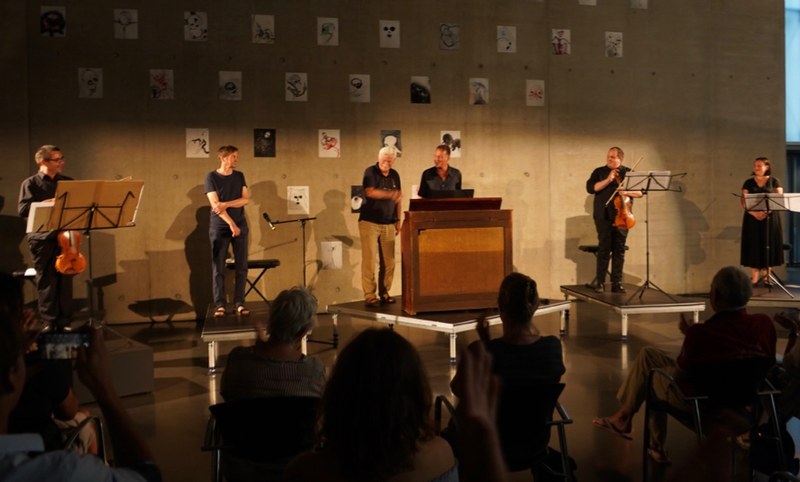 Nach dem eindrücklichen Konzert freuten sich Andreas Ticozzi, Christian Futscher, Nikolaus Brass, Gerald Futscher, Guy Speyers und Anja Nowotny-Baldauf über den begeisterten Applaus im voll gesetzten KUB-Foyer.