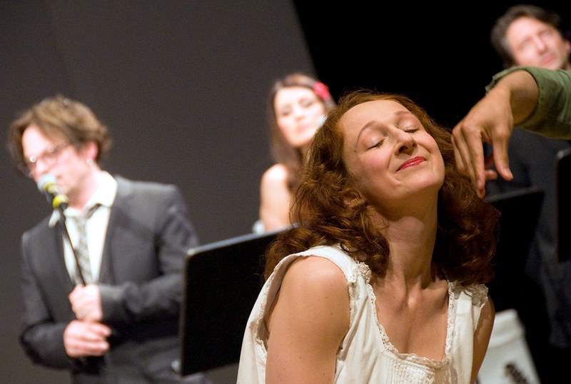 Gudrun Skamletz in ihrer beseelten tänzerischen Umsetzung von   "Nimmerland" (Fotos © Andreas Feuerstein)