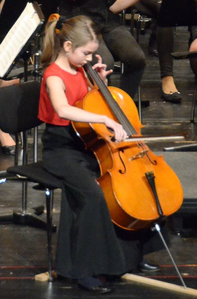 ... und Hannah Amann mit einem Scherzo für Violoncello und Orchester von Daniel von Goens.