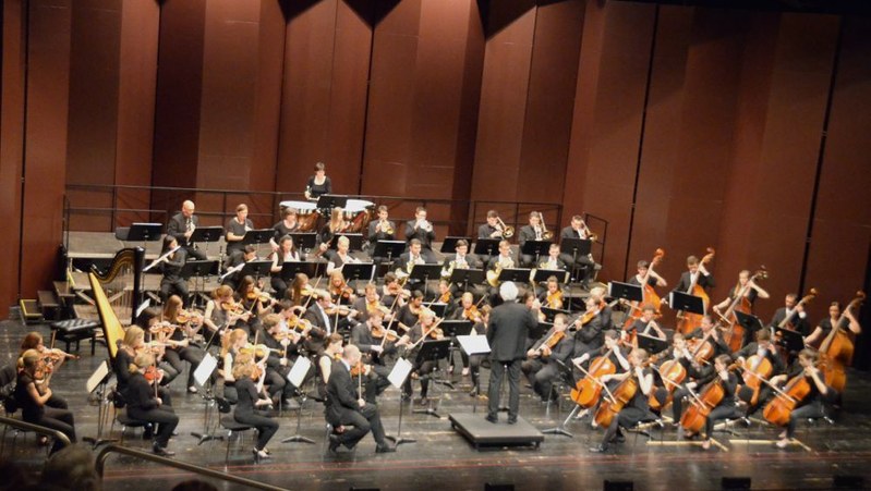 In großer Besetzung formte das Orchester unter der Leitung von Guntram Simma durchdachte Werkdeutungen.