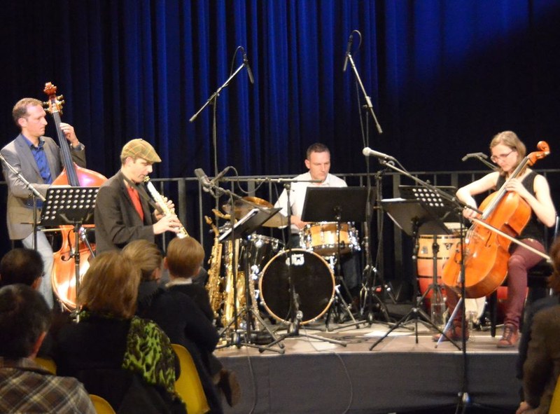 "Amüsgöl" mit Isabella Fink (Violoncello), Martin Franz (Saxophon), Michael Fetz (Kontrabass) und Marcel Fetz (Perkussion) bot im ORF Funkhaus eine humorvolle Unterhaltung.
