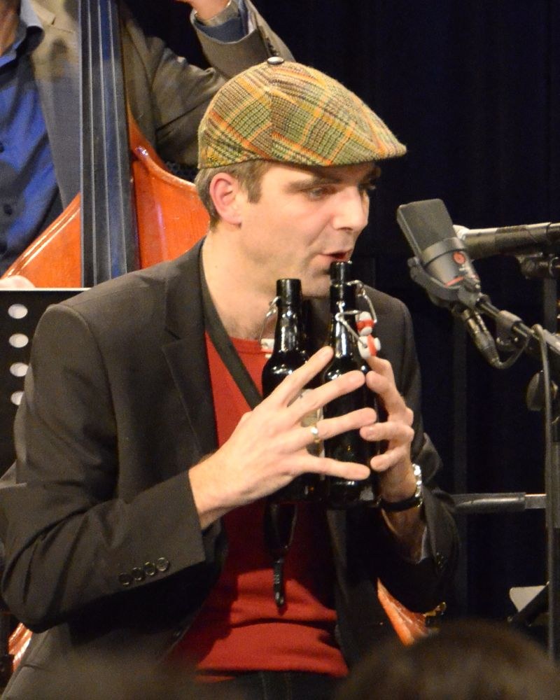 Einige originelle Sounds bereicherten die Musik, hier Martin Franz beim Spiel mit Bierflaschen.