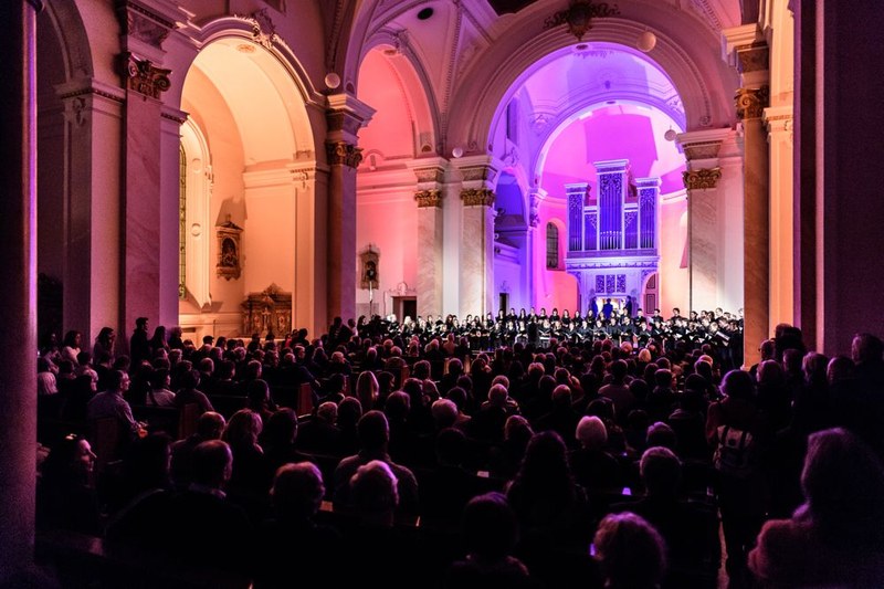 Zur Eröffnung des großen Jubiläumskonzertes im Landeskonservatorium bot sich in der Kapelle ein imposantes musikalisches Bild mit dem Chor des Landeskonservatoriums unter der Leitung von Benjamin Lack. (Foto: Mathias Romberg)