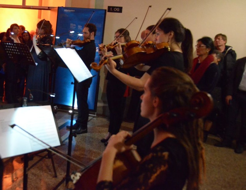 Im Stiegenaufgang postiert, musizierte ein Ensemble unter der Leitung von Martin Skamletz "The unanswered question" von Charles Ives.