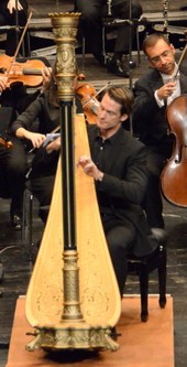 Xavier de Maistre faszinierte mit seiner Interpretation des berühmten Gitarrenkonzertes von Joaquin Rodrigo in einer Bearbeitung für Harfe.