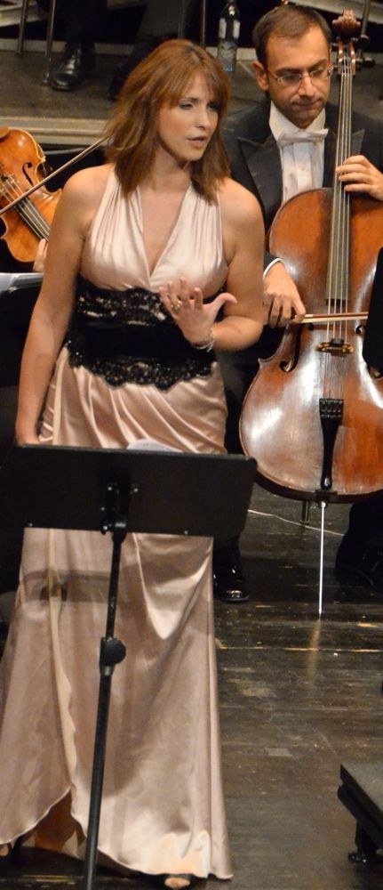 Die Mezzosopranistin Lilia Tripodi unterstrich mit ihrem dunklen Timbre die archaische Wirkung der Musik, die die ZuhörerInnen in die Sagen und Mythen andalusischer Zigeuner führte.
