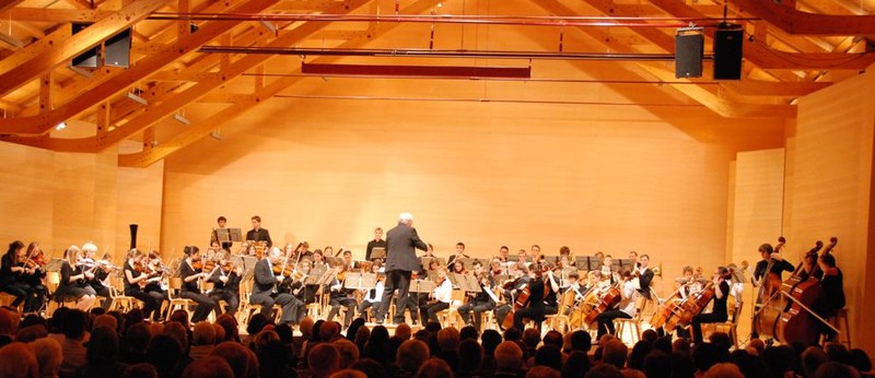 Guntram Simma 'verjüngte' das enthusiastisch spielende Jugendsinfonieorchester