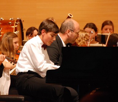 Aaron Pilsan musizierte mit dem Jugendsinfonieorchester Dornbirn atemberaubend gut