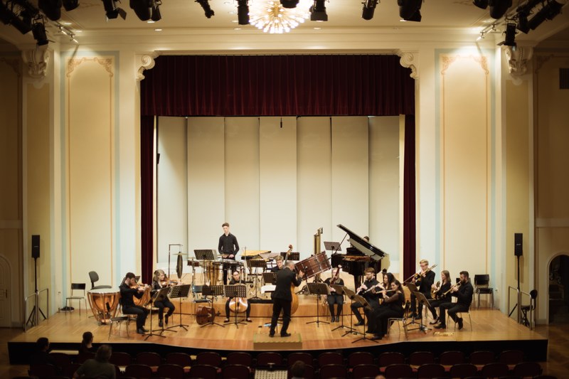 Das neu formierte Ensemble "PulsArt" am Vorarlberger Landeskonservatorium unter der Leitung von Benjamin Lack begeisterte bei seinem Debüt im Festaal des Landeskonservatoriums mit seiner konzentrierten und präzisen Spielart.  (Fotos: Victor Marín Román)