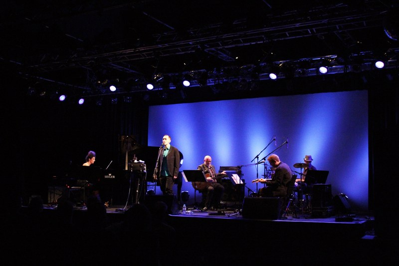 Theo Bleckmann präsentierte mit seiner Band einen interessanten Zugang zum Schaffen von Kate Bush (Fotos © Spielboden)