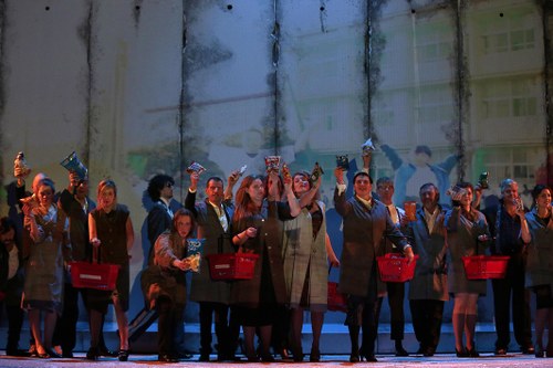 Seit einigen Jahren bei diesen Opernproduktionen eine feste Größe ist der Bregenzer Festspielchor in der Einstudierung durch Benjamin Lack (alle Fotos Anja Köhler, Vorarlberger Landestheater).