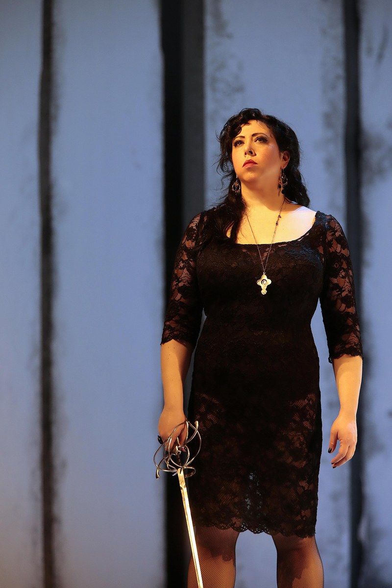 Im Zentrum steht Carmen (Nadine Weissmann), eine starke Frau, die sich mit List und Liebe holt, was sie begehrt.