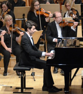 Der 14-jährige Gabriel Meloni musizierte mit dem "Collegium Instrumentale" Mendelssohn-Bartholdys erstes Klavierkonzert. Nach einem strengen, internationalen Auswahlverfahren erhält der aufstrebende Pianist die Möglichkeit, im November 2015 einen Meisterkurs bei Lang Lang zu besuchen.