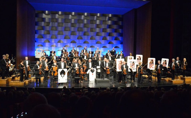 Das Budapest Festival Orchestra und Iván Fischer unterstützten im Bregenzer Festspielhaus ihre musikalische Pokerrunde mit unkonventionellen Mitteln.