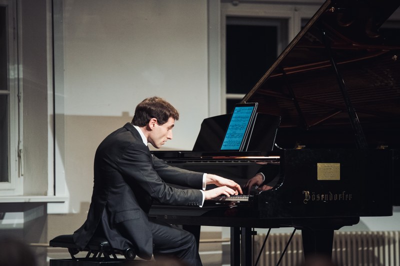 Boris Giltburg eröffnete die Saison 2022 der Chopin Gesellschaft im Feldkircher Pförtnerhaus und faszinierte mit seiner grandiosen Spielart das Publikum. (© Stefan Man)