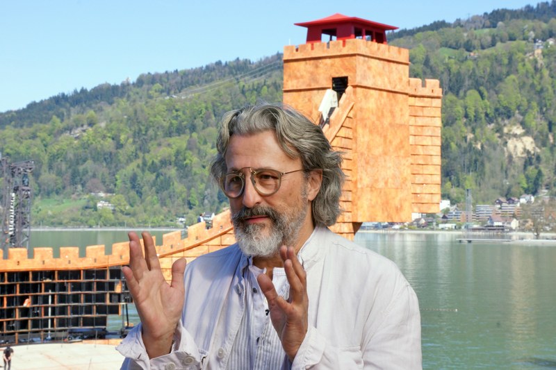 Der Italiener Marco Arturo Marelli ist erstmals in Bregenz bei einer Seeproduktion tätig, in Personalunion als Bühnenbildner und Regisseur.