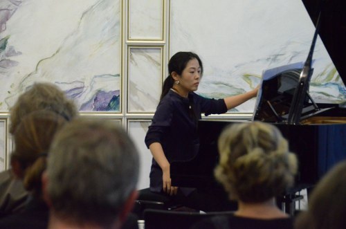 Akiko Shiochi bot im Montfortsaal des Landhauses eine hervorragende Interpretation des Klavierstückes "Orpheus" von Michael Floredo.