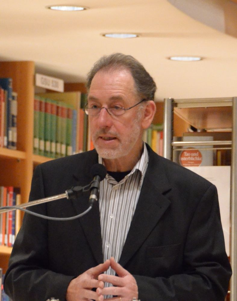 Franz Josef Köb unterhielt die zahlreichen KonzertbesucherInnen mit zwei Weihnachtsgeschichten von Robert Gernhardt und Selma Lagerlöf.