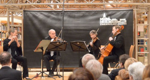 Die Flötistin Simone Bösch, Markus Kessler (Violine), Herlinde Tiefenthaler (Viola) und Thomas Dünser (Violoncello) musizierten in der Vorarlberger Landesbibliothek selten zu hörende Flötenquartette.