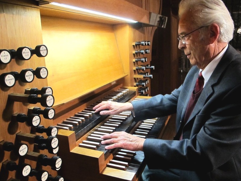 Günther Fetz zog alle Register der prachtvoll intonierten Gollini-Orgel in der Pfarrkirche St. Karl in Hohenems und präsentierte eine vielseitige und humorvolle Improvisation über "Hohenemser Impressionen". (Foto: Fritz Jurmann)
