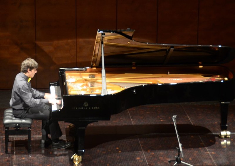 Aaron Pilsan „weihte" den neuen Steinway im Dornbirner Kulturhaus gebührend ein