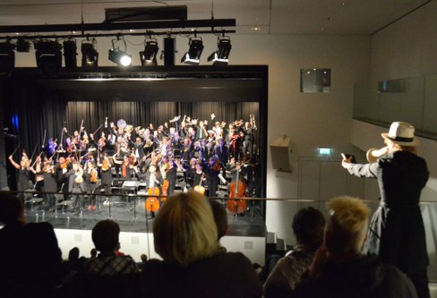Das Symphonieorchester Vorarlberg, Stefan Dünser als Herr Quatschinski und Lilian Genn in der Rolle der Kommissarin Flunke wurden nach dem Familienkonzert "Musiknotruf 433" stürmisch gefeiert.