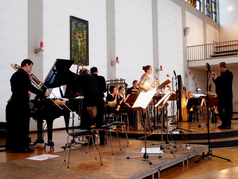 Das "ensemble plus" unter der Leitung von Thomas Gertner und die Mezzosopranistin Sigrid Plundrich gestalteten in der Pfarrkirche Altach ein Porträtkonzert das lange nachwirkt. (Foto: Fritz Jurmann)