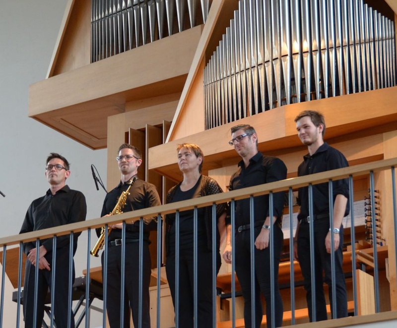 Die Organistin Gerda Poppa, der Saxophonist Lukas Nussbaumer und Stefan Greußing am Schlagzeug, unterstützt von Michael Fliri als Co-Organist und Willi Poppa als Registrant, interpretierten Michael Floredos Werk "Kontemplation: Geist-Nicht Geist".