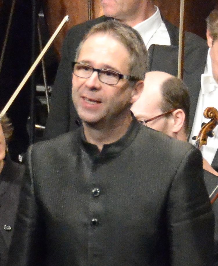 Bertrand de Billy formte mit dem Orchester die dargebotenen Werke plastisch aus
