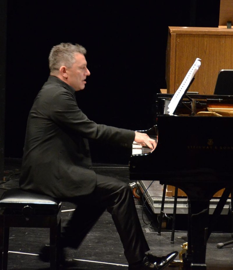 Marino Formenti spielte den Klavierpart in Schönbergs "Ode to Napoleon" aussagekräftig