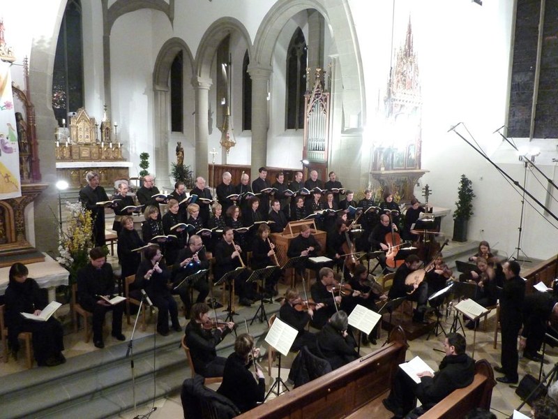Der Kammerchor Feldkirch und das Barockorchester "Concerto Stella Matutina" sowie Christian Zenker, Christine Schneider, Markus Forster, Matthias Haid und Clemens Morgenthaler  formten unter der Leitung von Benjamin Lack Bachs "Johannes-Passion" mit eindringlicher Kraft. (Foto: Fritz Jurmann)