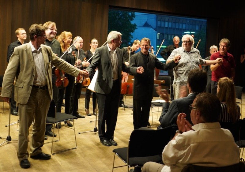Es ist das Privileg zeitgenössischer Musik, dass oft die Komponisten im Konzert live zu erleben sind und über ihre Intentionen berichten. (v.l.n.r. Michael Amann, Helmut Schmidinger, der Dirigent Martin Kerschbaum, Richard Dünser und Murat Üstün.